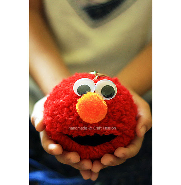 DIY pom-pom elmo