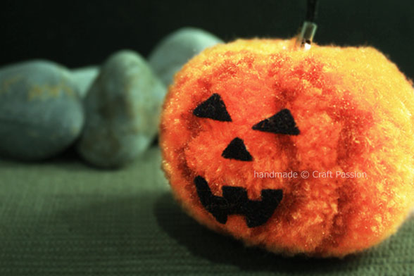 make pom pom pumpkin