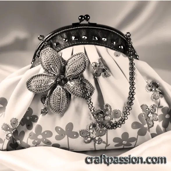 Blue Flower Frame Clutch Bag S