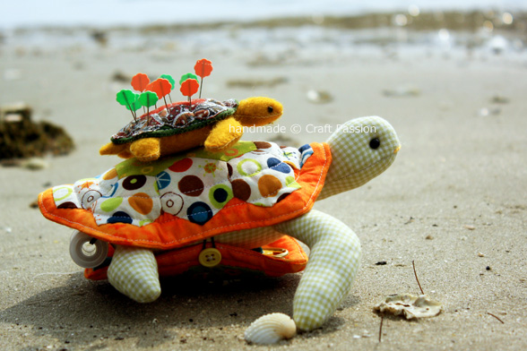 Free pincushion pattern in the shape of a turtle. In 2 sizes, a bigger turtle pincushion that comes with a sewing kit compartment or a basic small turtle pincushion.