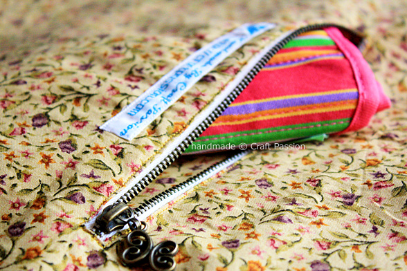 Pattern and tutorial on how to sew zipper pocket for bag and purse. A must-know tutorial if you love to sew a purse or bag.