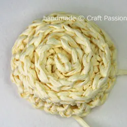 Crochet: Straw Daisy Brooch {Tutorial & Pattern}