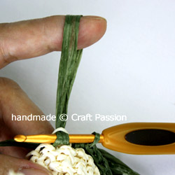 Crochet: Straw Daisy Brooch {Tutorial & Pattern}