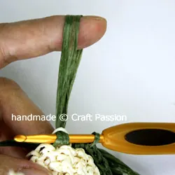 Crochet: Straw Daisy Brooch {Tutorial & Pattern}