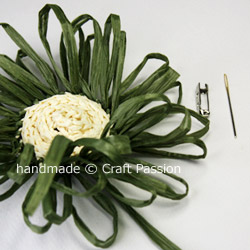 Crochet: Straw Daisy Brooch {Tutorial & Pattern}