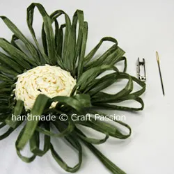 Crochet: Straw Daisy Brooch {Tutorial & Pattern}