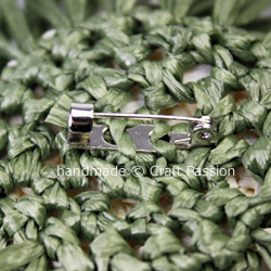 Crochet: Straw Daisy Brooch {Tutorial & Pattern}