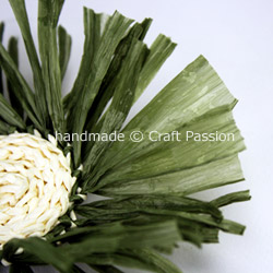 Crochet: Straw Daisy Brooch {Tutorial & Pattern}