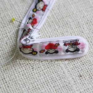 sew zipper around ribbon