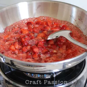 cook-strawberry-jam