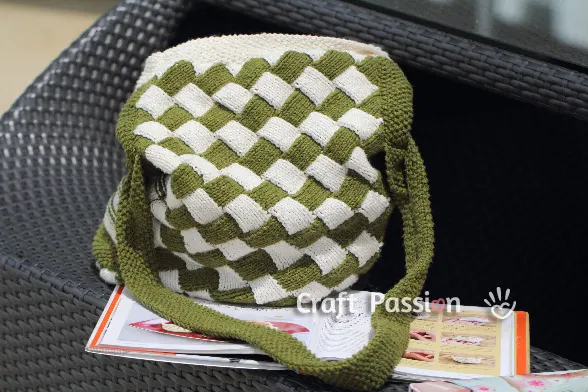 Free knitting bag pattern to knit a college look Messenger Bag, with a cross-body strap & side pocket. The pattern comes with a lining tutorial.&nbsp;