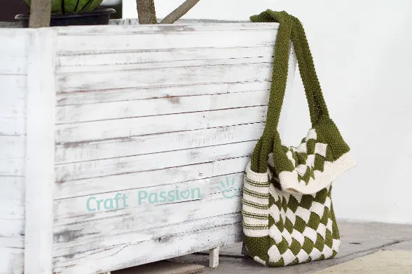 Free knitting bag pattern to knit a college look Messenger Bag, with a cross-body strap & side pocket. The pattern comes with a lining tutorial.&nbsp;