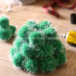 how to make pom pom christmas tree