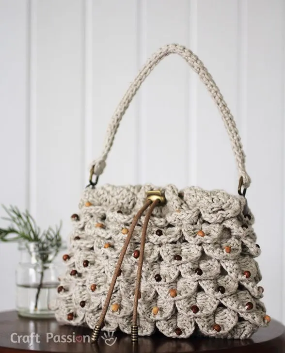 Make a drawstring purse using the crocodile stitch crochet pattern. This free pattern includes detailed written instructions and step-by-step photos.