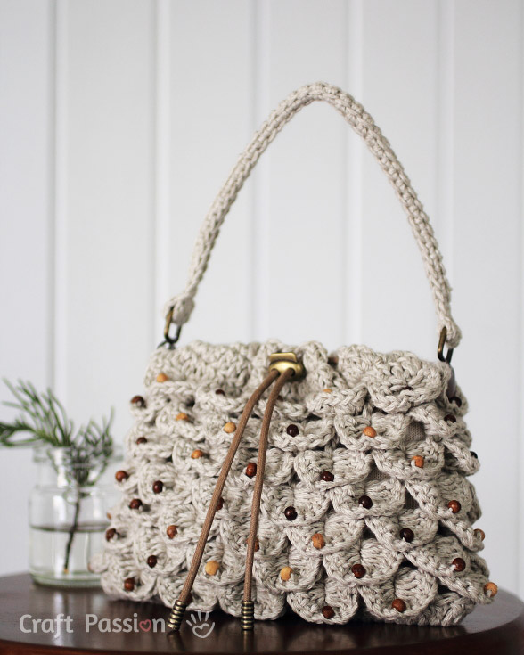Make a drawstring purse using the crocodile stitch crochet pattern. This free pattern includes detailed written instructions and step-by-step photos.