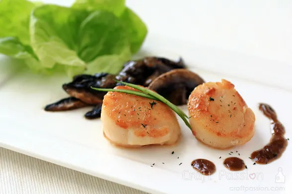 seared scallops with mushrooms
