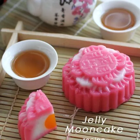 How to make strawberry jelly mooncake with multiple layers filling and egg york inside. Recipe comes with step by step photos for easy reference.