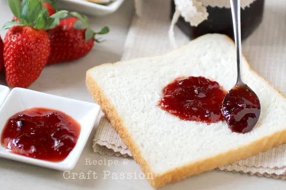 Say goodbye to unhealthy store bought strawberry jam with this quick and easy three ingredients strawberry jam recipe (with no pectin required!)