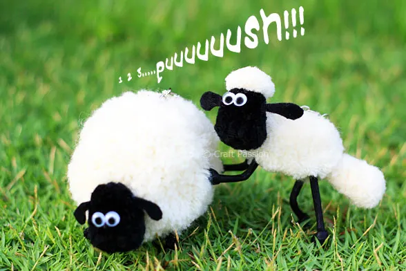 Create Pom Pom Sheep, inspired by Shaun The Sheep, using a pom-pom maker. You can also use the same method to make other sheep.