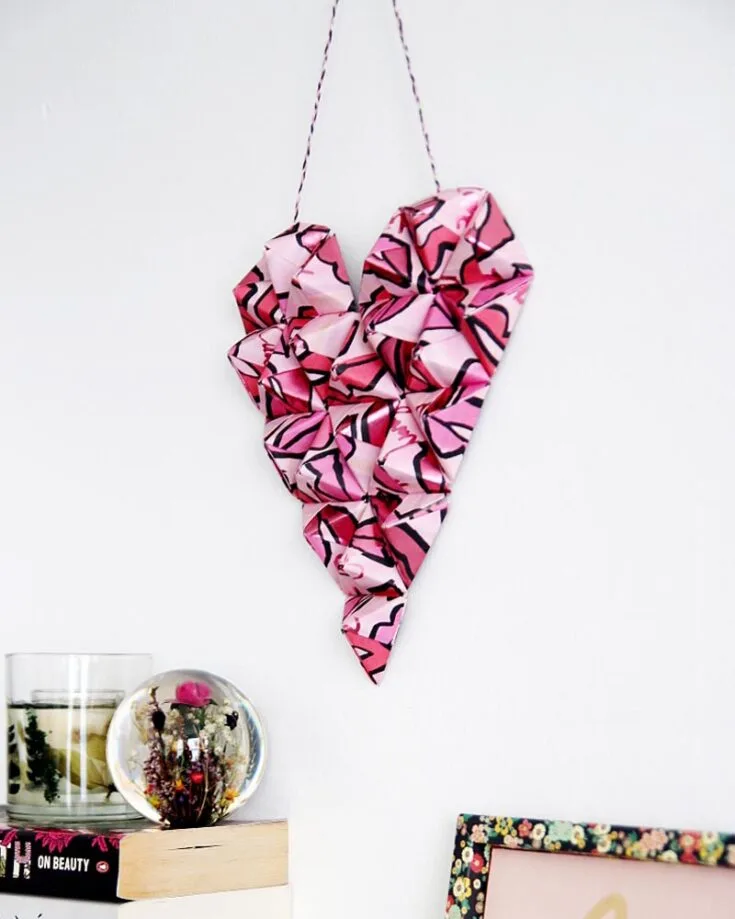 Give your walls some love with this 3D origami heart wall deco! Using multiple pieces of origami paper to interlock them together, this project can be a great pastime while honing your origami skills.