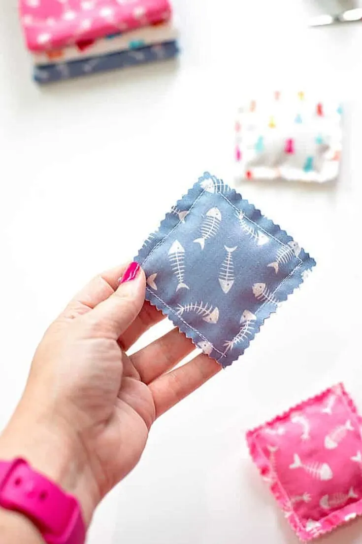 This is a quick and simple toy that is perfect for a beginner seamstress to practice on. Another cute way to use up scraps, and your cat will surely thank you for the gift.