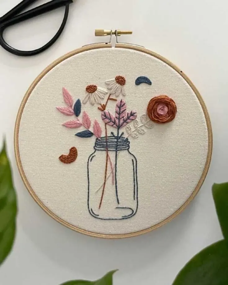 This is a cute mason jar flower embroidery pattern with cute pastel colors that are vibrant and will definitely spice up your home. If you&rsquo;re thinking of gifting someone flowers, this is perfect because it lasts forever! Skill Level: Easy