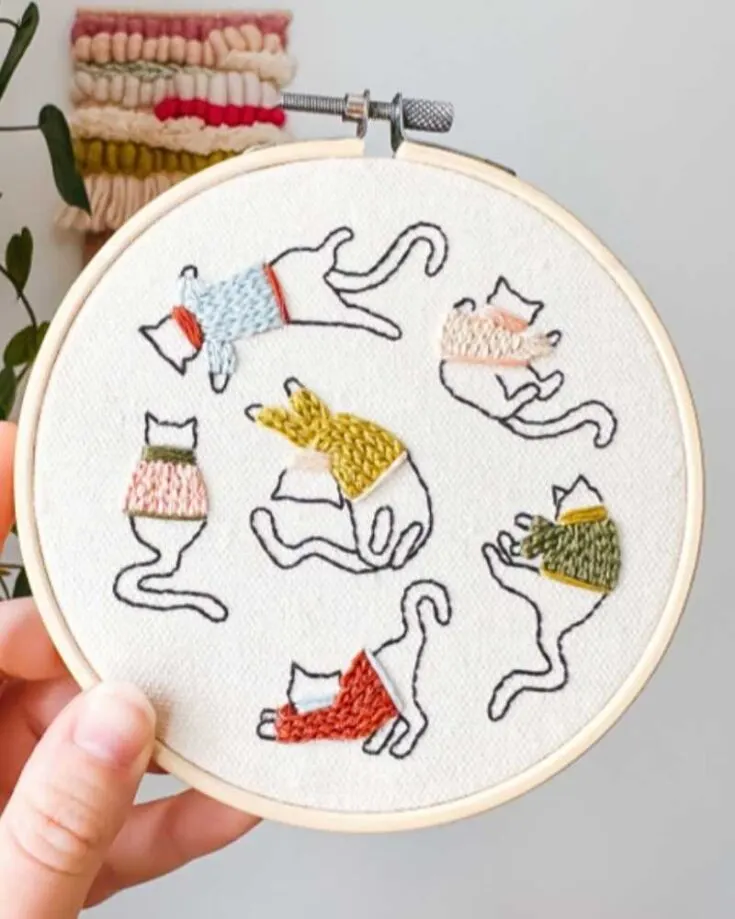 If you&rsquo;re a cat lover, this design literally calls your name. Cats in sweaters! What could go wrong with cute little cats in tiny sweaters? They&rsquo;re so adorable. Although the website is in French, the PDF document is translated into English. Check out their website to gain free access to more embroidery patterns. Skill Level: Easy