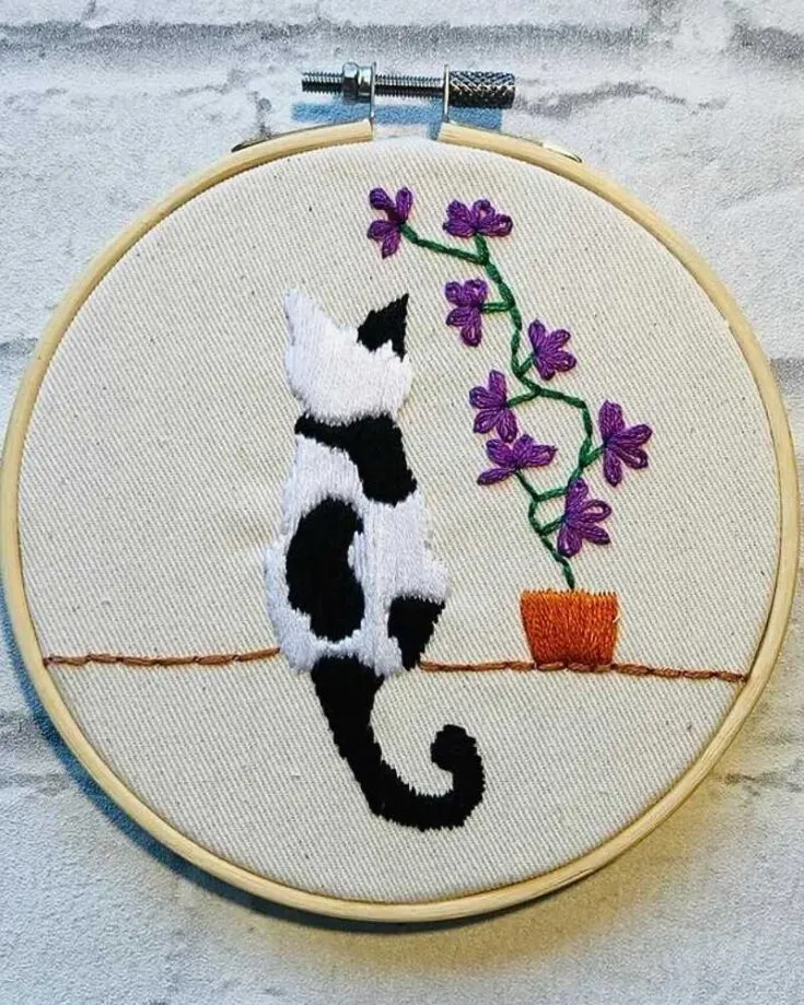 Another timeless embroidery piece for all the cat lovers out there because what&rsquo;s better than crafting and cats! Here&rsquo;s a little tip to personalise it even more. If you have a cat at home or know of a cute little furry feline, embroider its fur's colors and patterns into this fun project!&nbsp; Skill Level: Easy