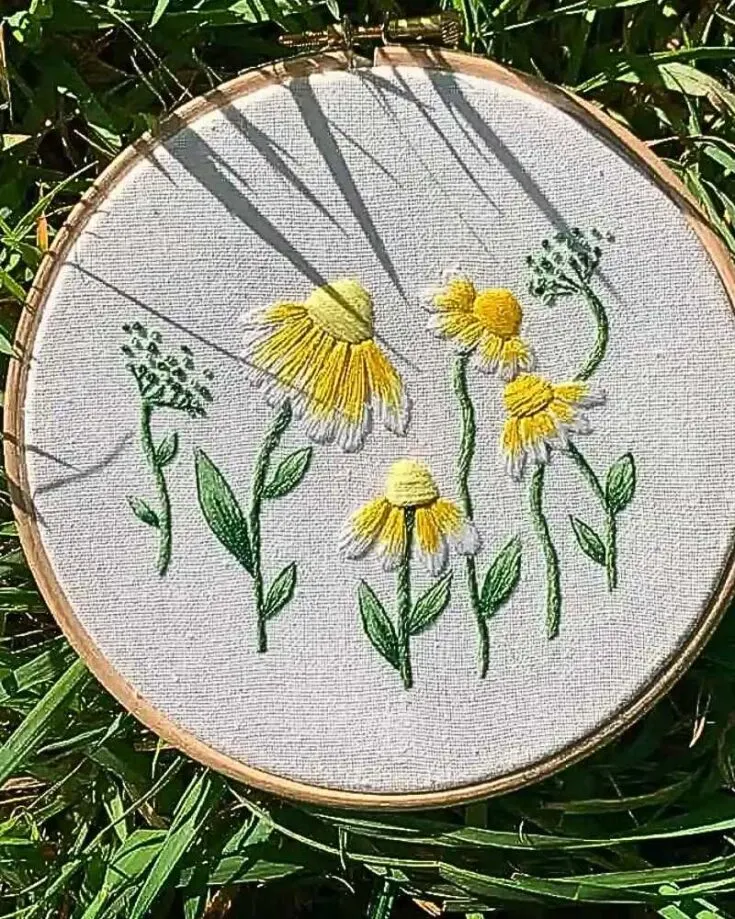Makenstitch has some of the best free embroidery patterns. This design is like a burst of sunshine stitched onto fabric. It&rsquo;s warm and vibrant, and it could turn any dull day into a lively meadow party. It&rsquo;s giving suns out buns out!&nbsp; Skill Level: Easy