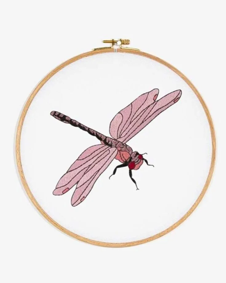 Instead of embroidering your favorite butterfly design, try out this dragonfly pattern that is just so chic! The floss color blends so seamlessly well with each other, and pink dragonflies are seriously underrated. Skill Level: Intermediate