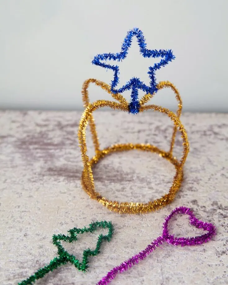 Rule the kingdom with a crown and scepter fit for royalty. Crafted from shimmering pipe cleaners and adorned with beads and jewels. Check out the other royal crafts you can make by the Makerista.&nbsp;