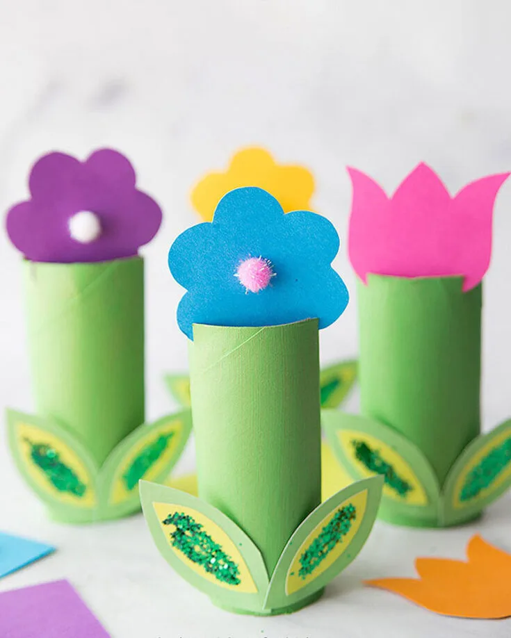 Looking for a simple springtime craft? Check out these toilet roll flowers! Let your little ones get creative and encourage them to experiment with different colors and flower designs!