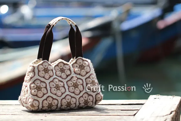 Get the pattern & tutorial on how to sew a bag lining to insert into the crocheted African Flower purse. The pattern is available as a printable PDF file.