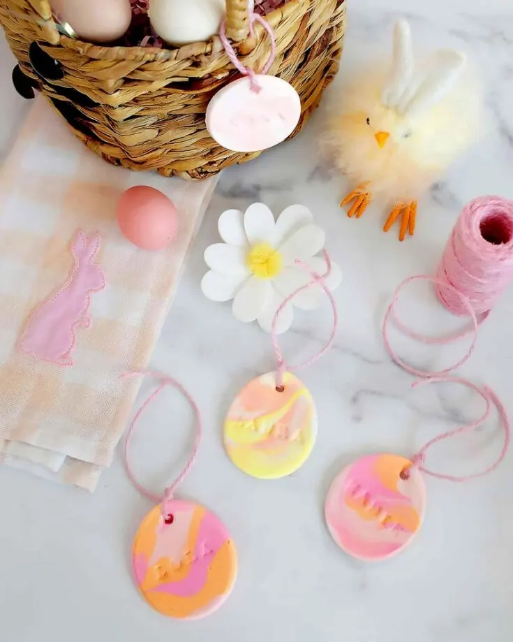 You can easily make these adorable marbled name tags to gift to your friends or hand them out to your guests to make a positive impression. This effortless look can be made with store-bought playdough or air-dried clay. Tag your kids along and get them involved in this craft with you!&nbsp;