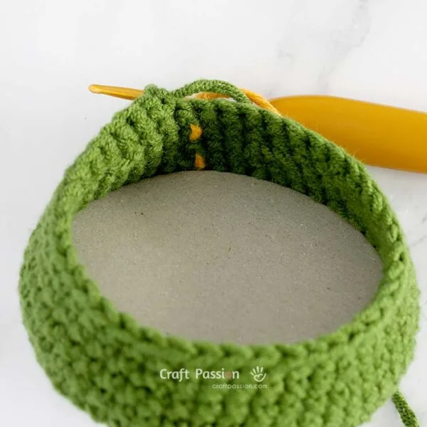 how to crochet a christmas tree, step-by-step