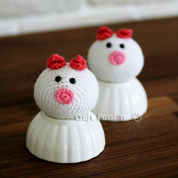 amigurumi piggy Get the free pattern and tutorial to learn how to crochet this simple and adorable Piggy Amigurumi in the shape of a Chinese Steamed Bun.