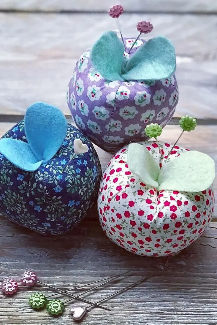 An apple-shaped cushion is the perfect gift for the apple of your eye! Using just a few pieces, this apple comes together quickly with a sewing machine and is tightly stuffed with polyester stuffing. Add two felt leaves on top, and you're done!