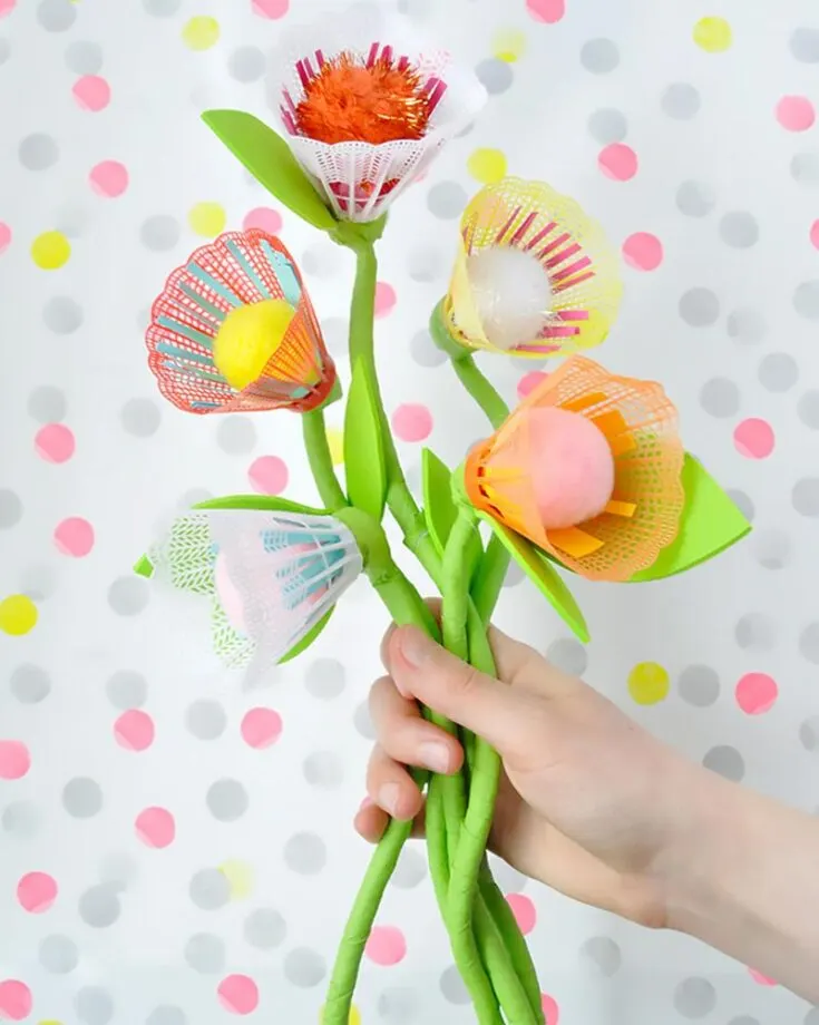 Who here loves Badminton? We sure do love it, so much so that we are recommending this craft! Use badminton shuttlecocks and repurpose them into beautiful flowers. Paint them with different colors, too!