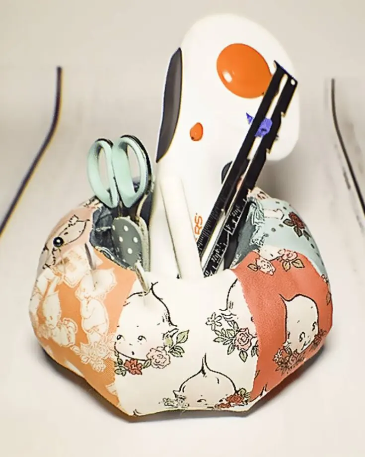 Check out this basket pincushion pattern that will store your pins and needles, but also all your other sewing materials. Customize it with a quick handle and you have the perfect basket to bring with you on the go!