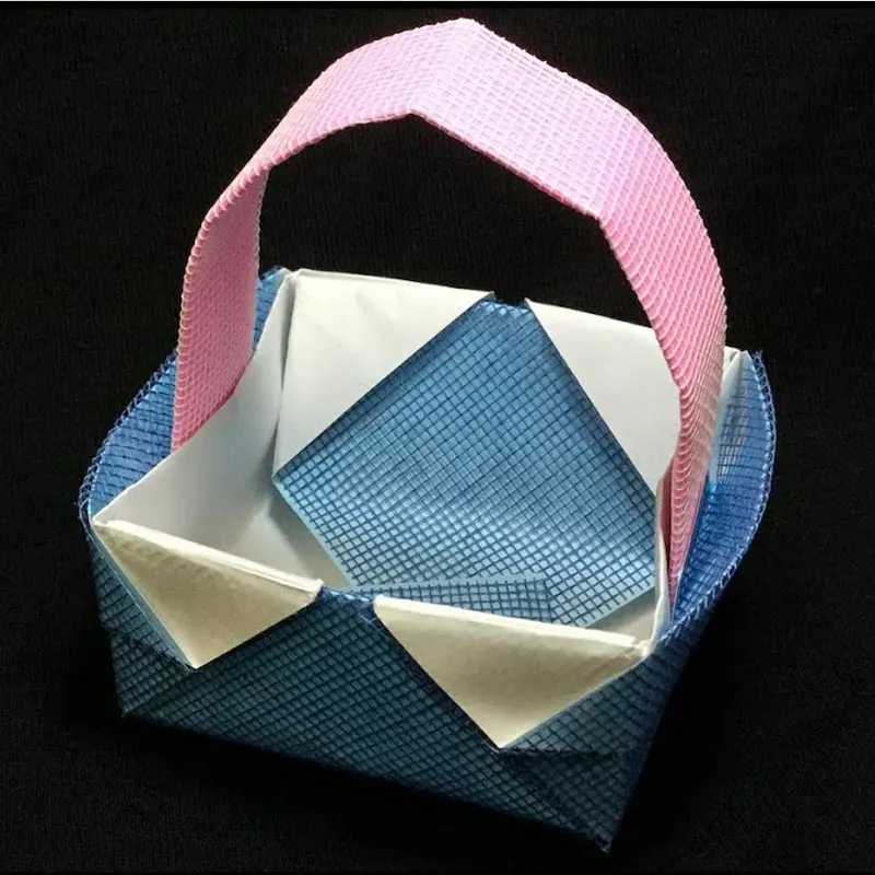 Who doesn&rsquo;t love a cute basket? Glam up your dining area with this origami basket! You can put some treats or fruits, or even eggs in it for that matter!