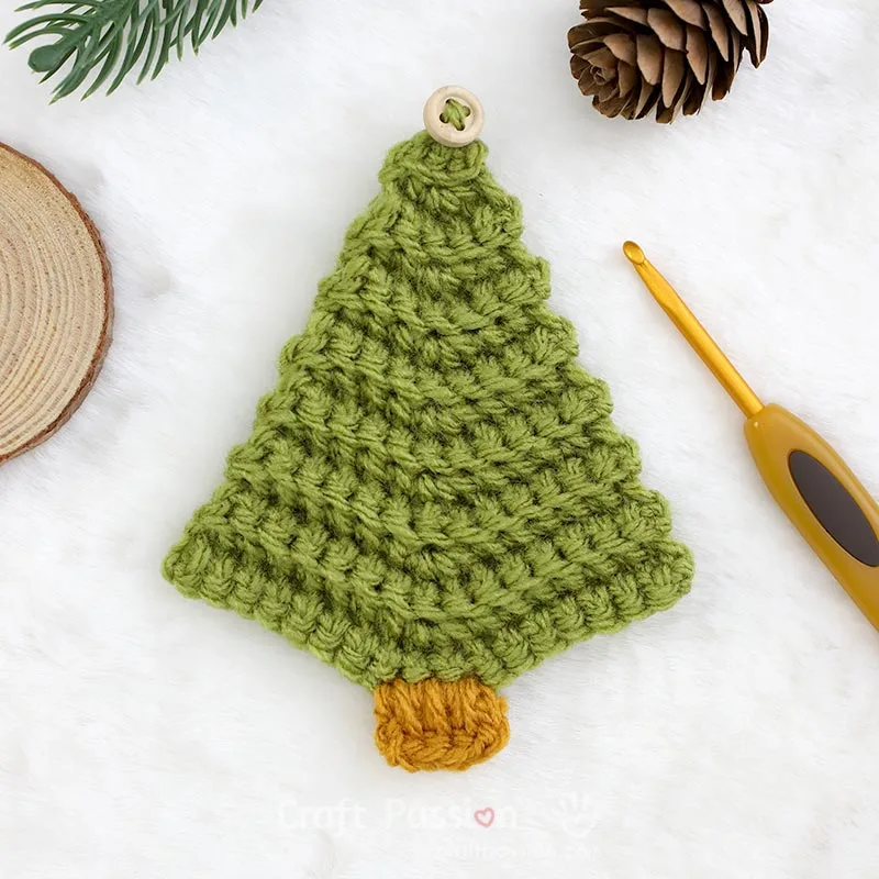 Free crochet Christmas tree pattern: quick & easy! Perfect for garlands, gift tags, or ornaments. Add a handmade touch to your holiday decor.