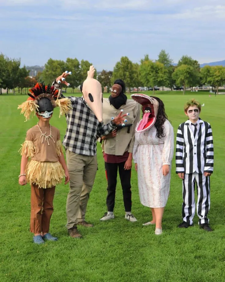 Step back in time with this Family Beetlejuice costume and shake things up! Wear the retro vintage look charmingly as you serve up friendly vibes. Let's grab that frizzy hair in check and put a smile on it as you serve some looks!
