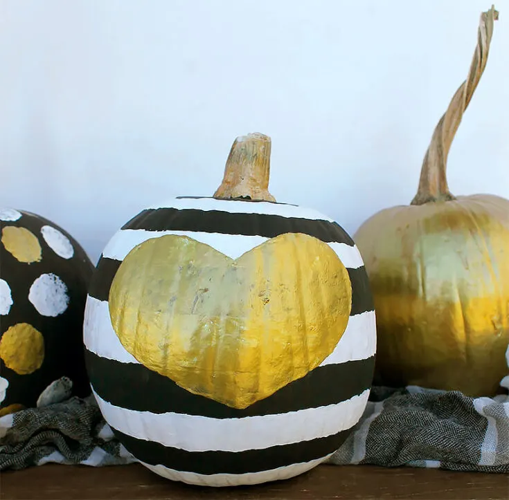 Black and gold go so wonderfully well together. There are so many easy pumpkin painting ideas that use that color combination. Here is a tutorial on some designs you can feature on your black canvas with gold accents.