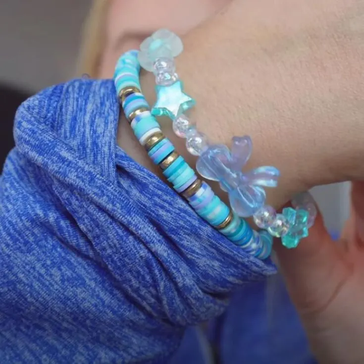 Take a look at this captivating blue clay bead bracelet! Whether you're strolling along the beach or dancing under the stars, clay bead bracelets are your go-to for adding a splash of fun and flair to any outfit! Check out the other clay bead bracelet ideas by Kelly Prepster Studio.