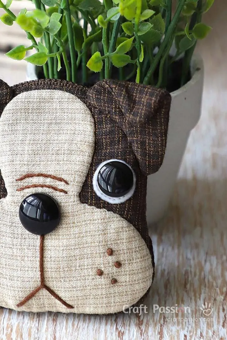 Turn your scraps into a Boston Terrier coin purse that is too cute to resist! The design comes to life with its floppy ears and carefully embroidered designs. Have a different dog in mind? Don't worry, because we have Husky, Jack Russell and Beagle coin pouch designs as well!