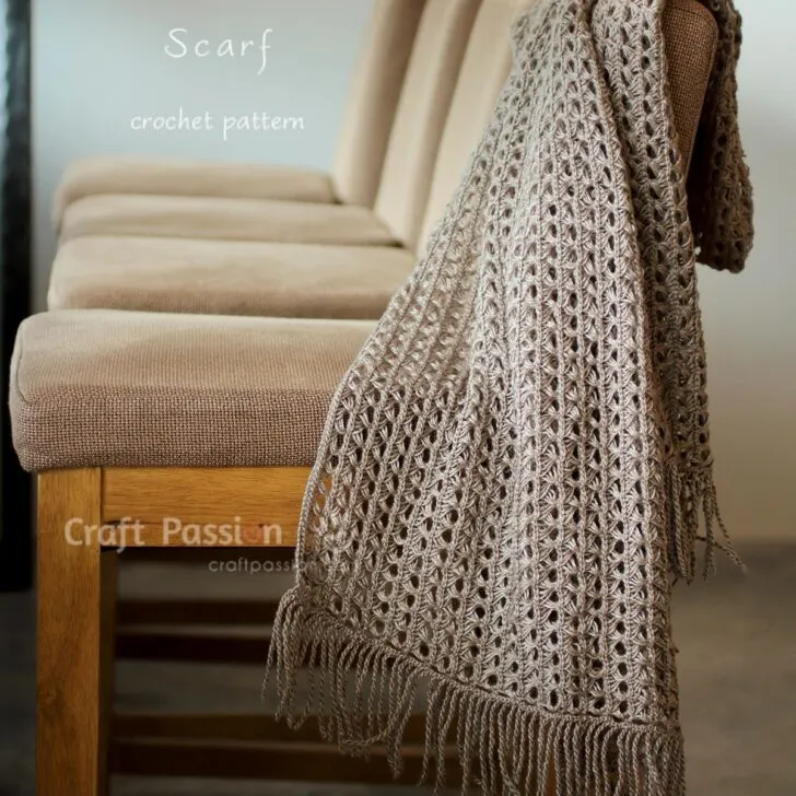 This free pattern makes a cozy and elegant crochet scarf with broomstick stitch. Perfect for beginners that know how to crochet chain, single crochet, and slip stitch.