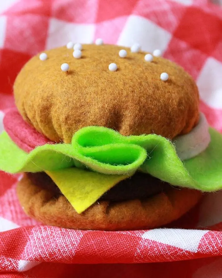 Take a look at this cheese burger pin cushion that looks ready to eat. The pins are used as sesame seeds, and you can easily adapt this pattern to make your favorite type of burger.