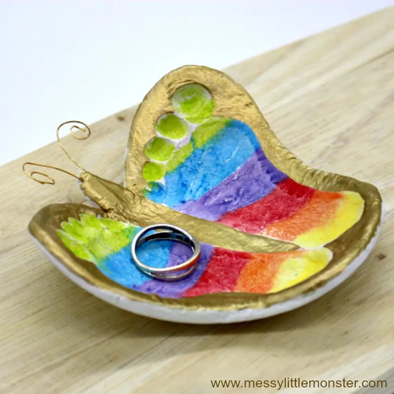 Are you looking to make something creative and outstanding that will leave your mother&rsquo;s heart fluttering in awe? Try out this craft to leave little footprints of her dear ones that will remind her of the nostalgia from childhood wonder.