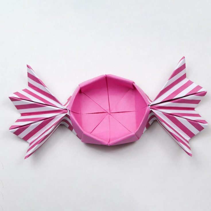 Of all the origami boxes we&rsquo;ve shown, this one definitely takes the cake for sweetest looking box! Fill it up with treats and enjoy your next movie marathon with this beautiful little box!