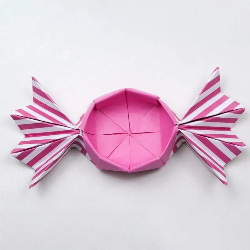 Of all the origami boxes we&rsquo;ve shown, this one definitely takes the cake for sweetest looking box! Fill it up with treats and enjoy your next movie marathon with this beautiful little box!